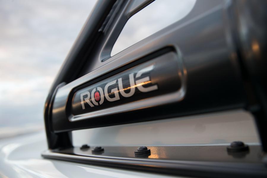 Логотип Toyota Hilux Rogue Double Cab 2018 года  (AU) (фото 24 из 27)